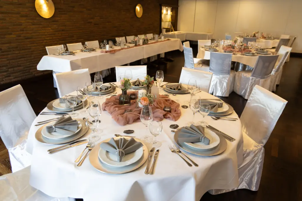 Festlich gedeckter Hochzeitstisch mit Dekoration bei Elbers
