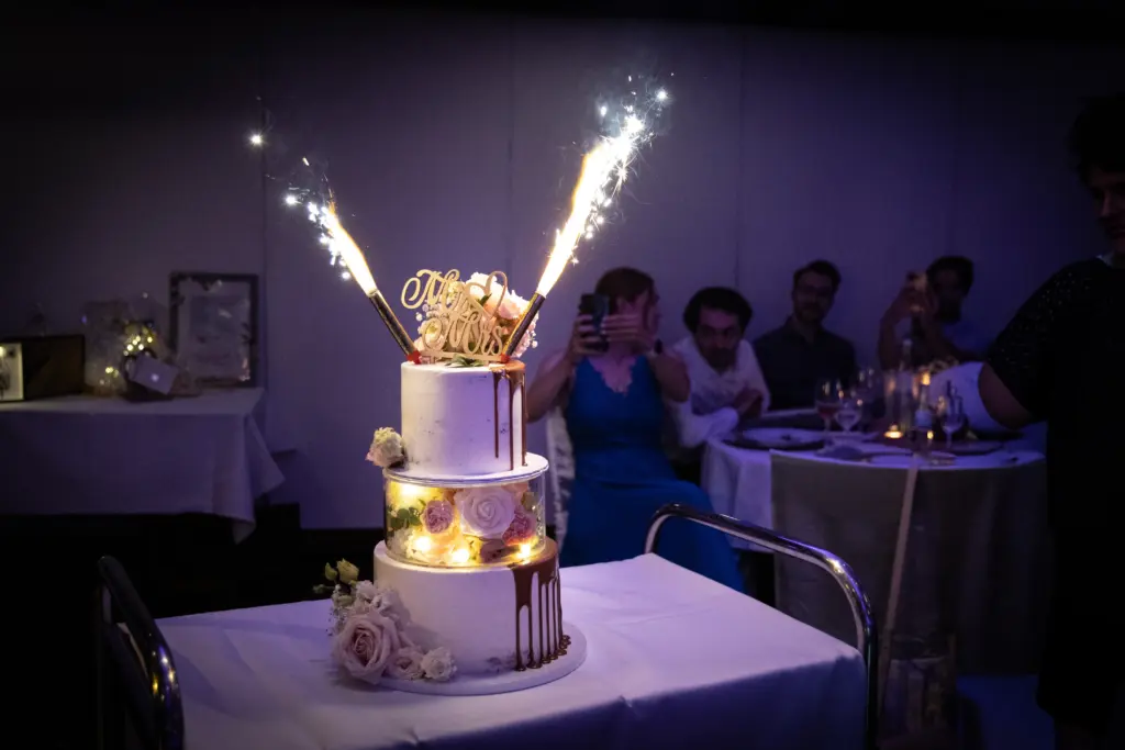 Hochzeitstorte mit brennenden Wunderkerzen bei Elbers