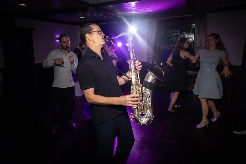 Saxophonist spielt auf der Hochzeitsfeier