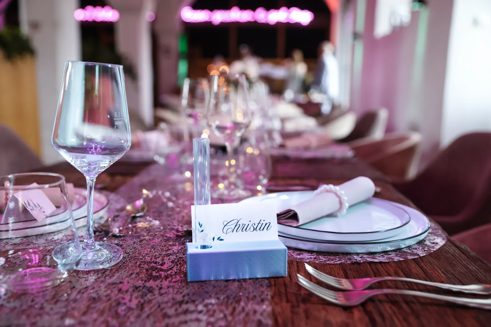 Personalisiertes Tischschild mit Gästenamen auf gedeckter Hochzeitstafel