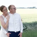 Brautpaar umarmt sich und schaut in die gleiche Richtung